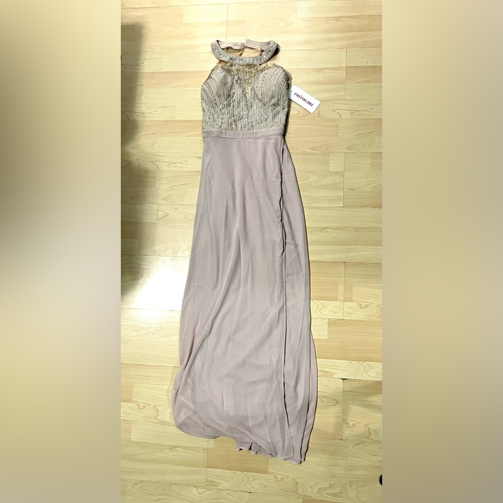 PROMGIRL💥NWT💥Beige Shimmering Gown Size M